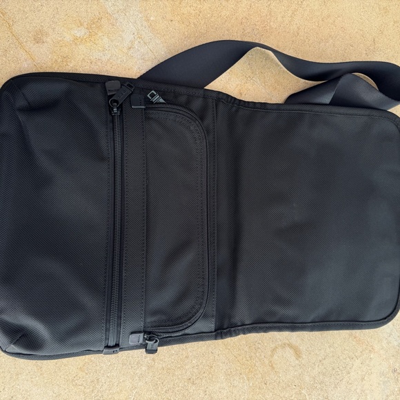 EUC Tumi black nylon messenger bag - Picture 4 of 6